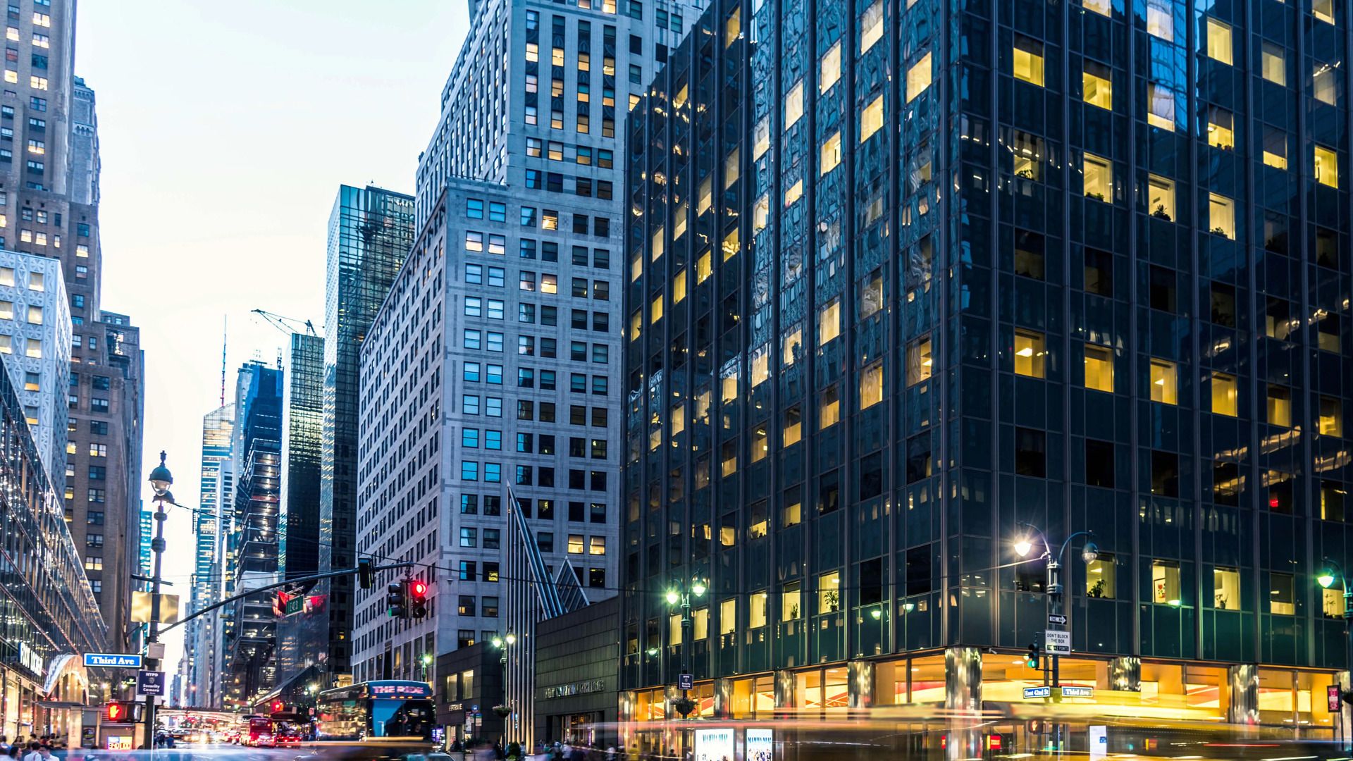 The Alliant financial institutions insurance team sets a higher standard of service excellence for financial institution risk management.